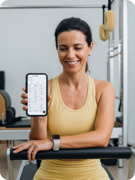 Parceira Tecnofit sorrindo e mostrando seus ganhos em seu smartphone